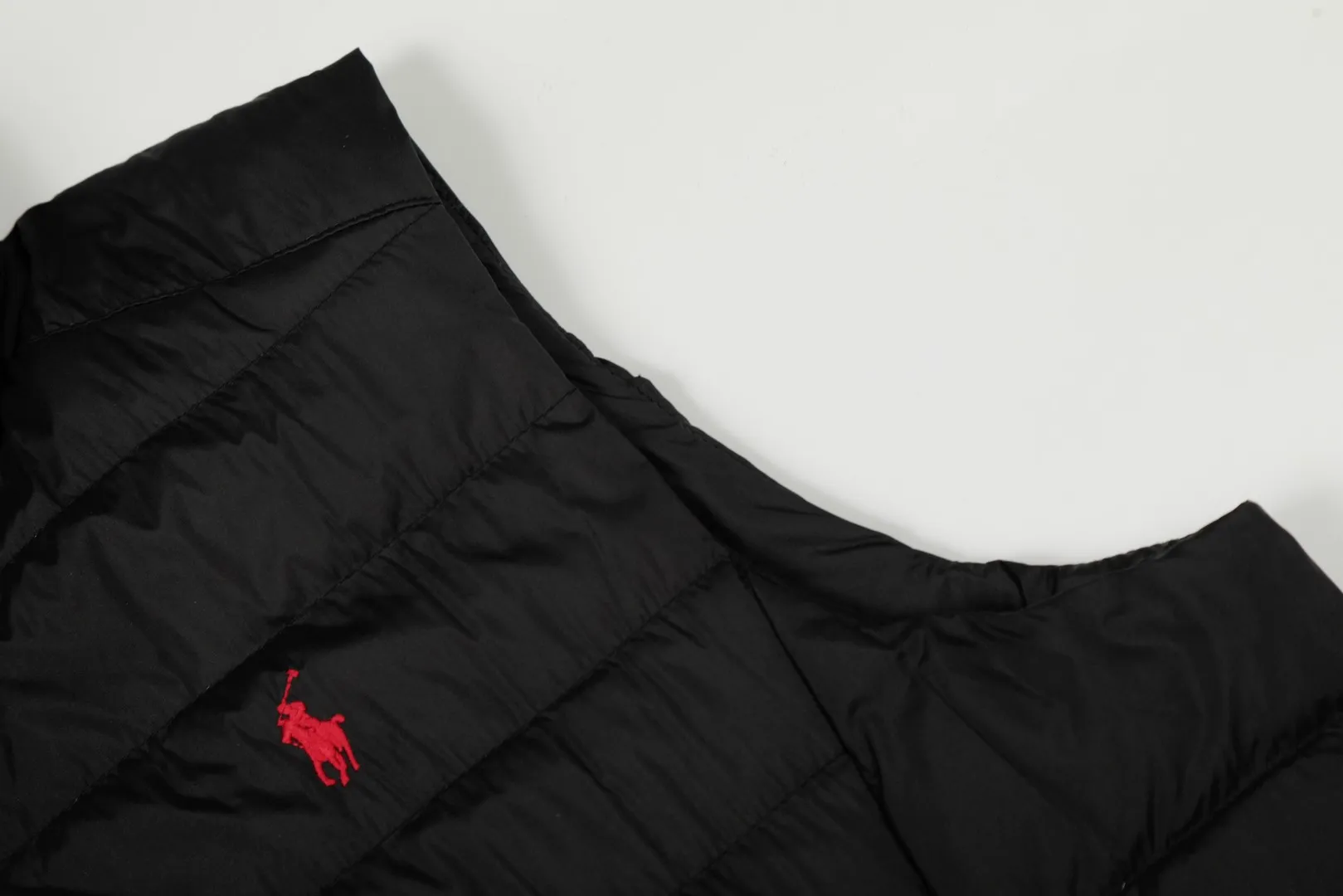 P360 top quality" Style number: 9001# [Ralph Lauren winter basic classic solid color embroidered goddess down vest] ✅Ralph Lauren American retro college style winter basic goddess style down vest ✅90% high-quality white duck down Filling 150g ✅Anti-running velvet treatment on the inside Detailed workmanship in place ✅Pair it with a sweater or sweater jacket of the same color OOTD is amazing~ ✅Tips: Hemp flowers/small twists of the same color Knitted sweaters are also available and can be matched with suits~ ✅Goddess version, the maximum size can be worn up to 160 pounds, loose and comfortable, no pressure ✅Milk white is a hot color, a must-have item for the goddess wardrobe in winter! Size: S-XL Color: Milk White Black Navy